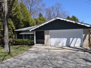 1628 S Calhoun Rd, New Berlin, WI 53151