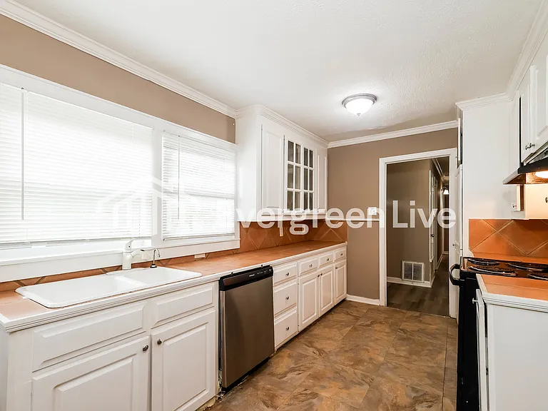 1535 Winchester St — Photo 6