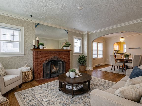 3rd image of 1015 7th Ave SE