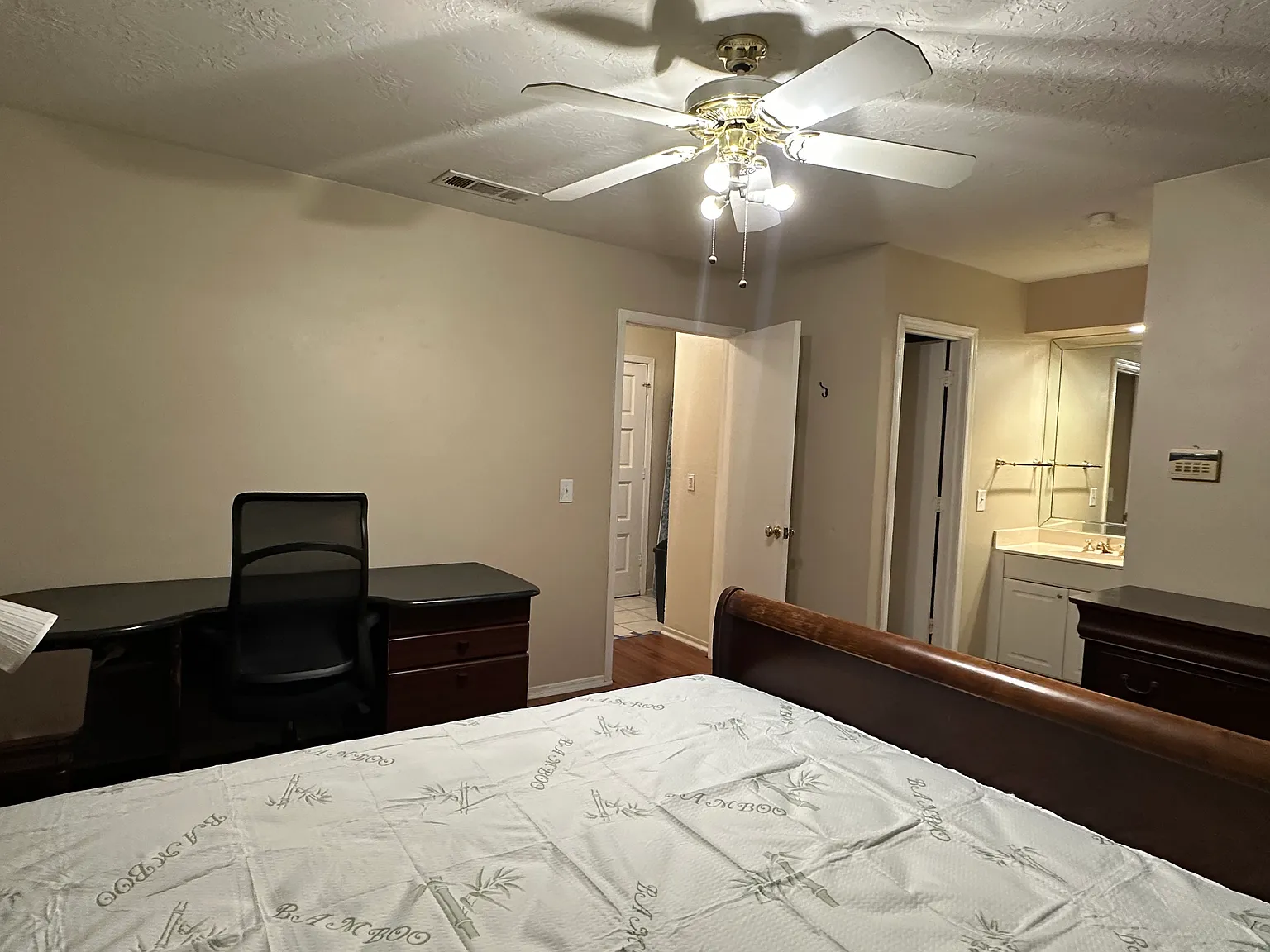4 bed, 1450 sqft, $975 — Photo 2