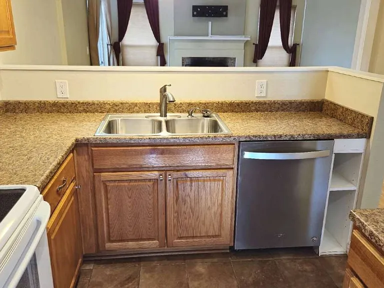 260 Greenway Cir W — Photo 9