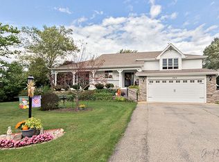 2412 Fox Bluff Ln, Spring Grove, IL 60081