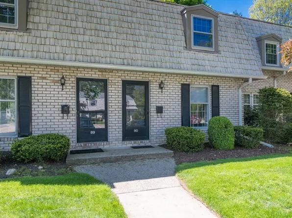 90 Plantation Dr, Agawam, MA 01001
