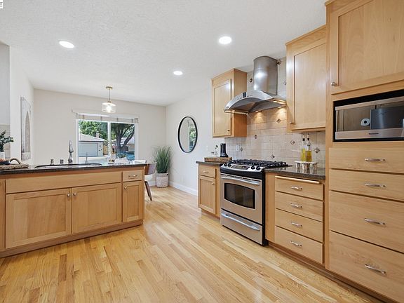 4th image of 2452 Crestline Rd