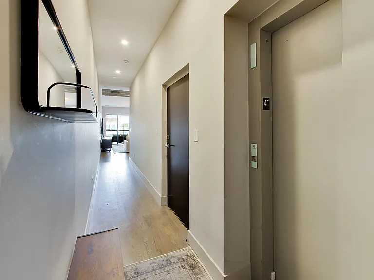 1902 W Division St #4S — Photo 3
