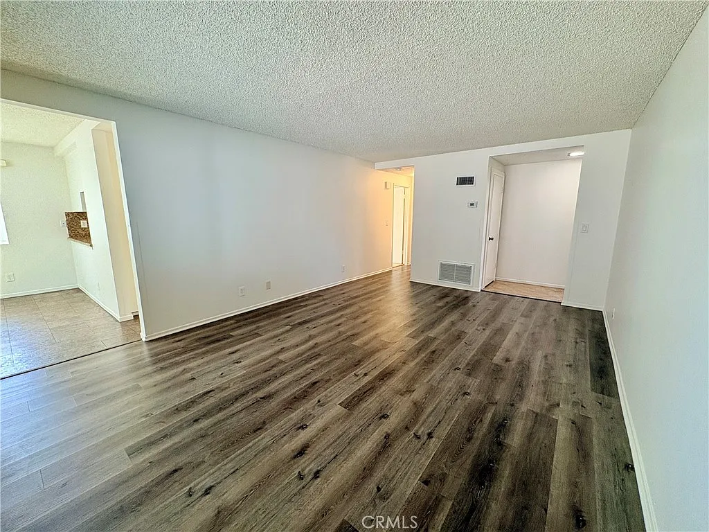 1962 E Evergreen St — Photo 4