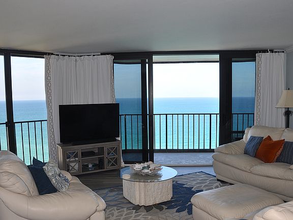 End Unit Living room Ocean views 
New impact , turtle glass sliders