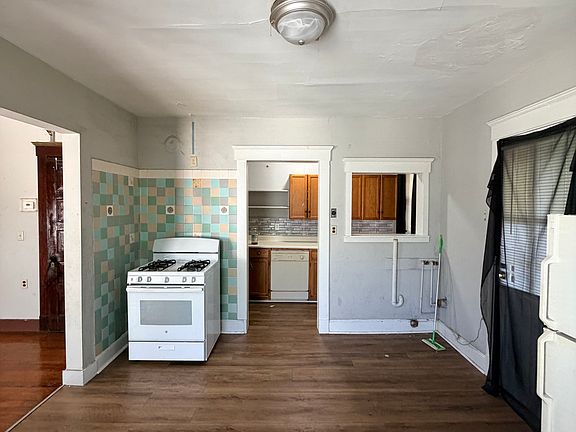 3rd image of 24 Hallock Ave #3-0