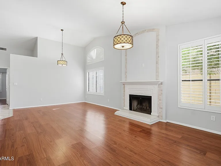 225 W Vera Ln — Photo 6