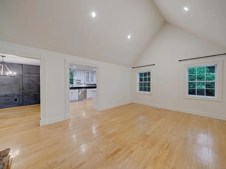 102 Vanessa Dr SE — Photo 11