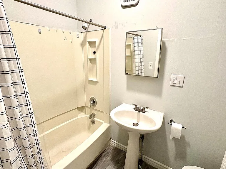 525 N 8th St #1 — Photo 7