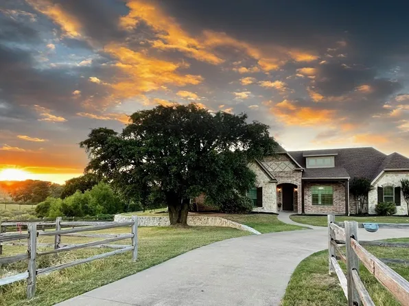 2208 Beau West Ct, Granbury, TX 76049