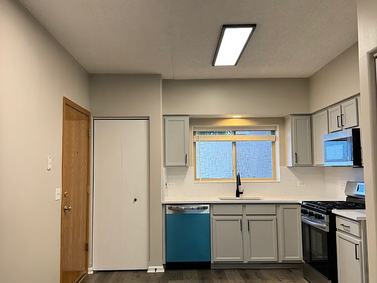 5045 N Northwest Hwy #201 — Photo 6