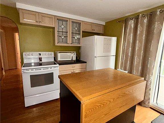 3rd image of 105 Burgess Ave