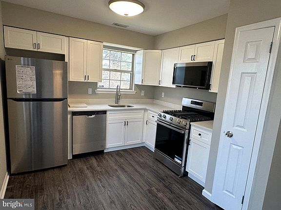 3rd image of 708 Lindsley Ct