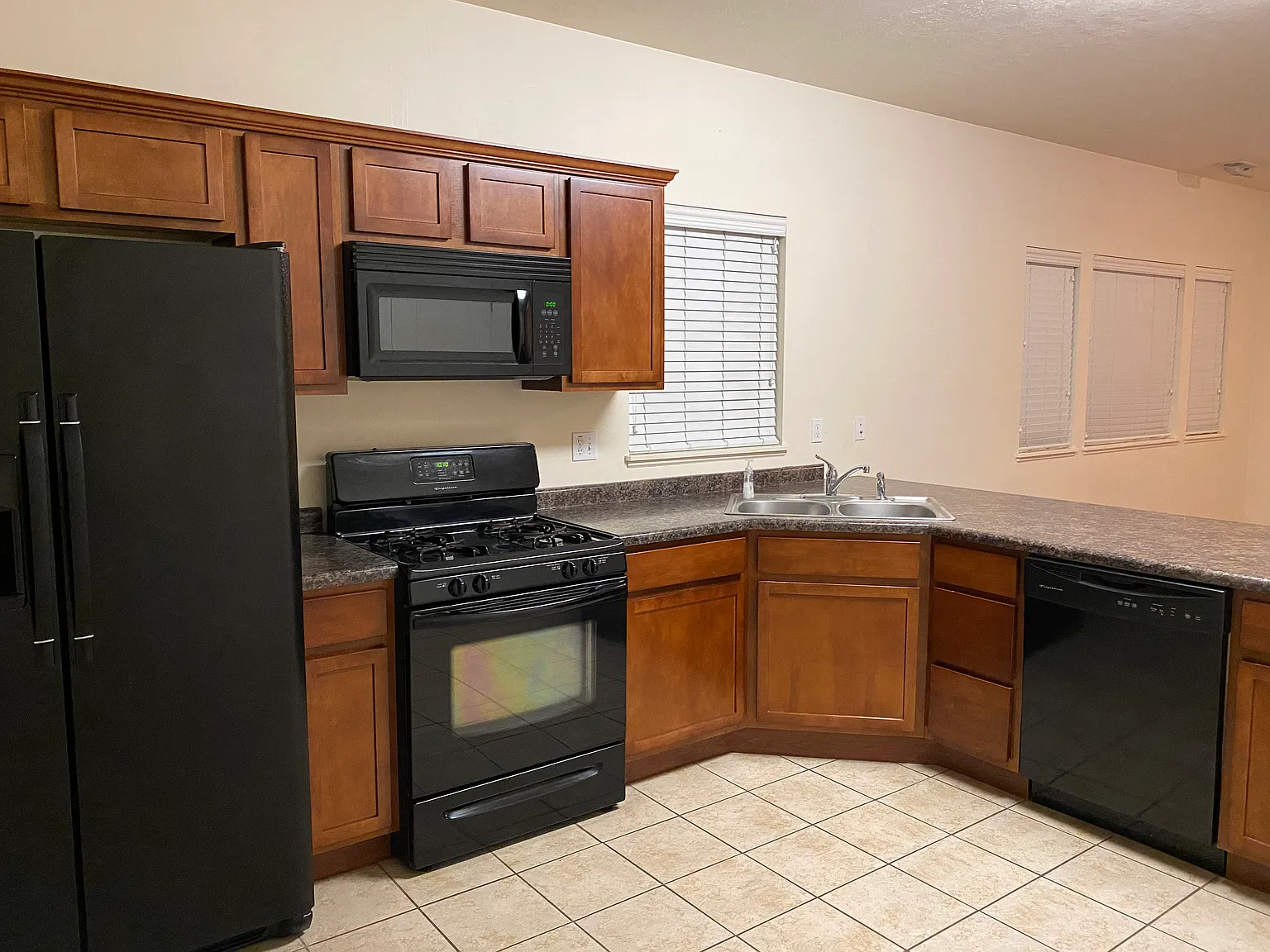 3 bed, 1214 sqft, $1,900 — Photo 3
