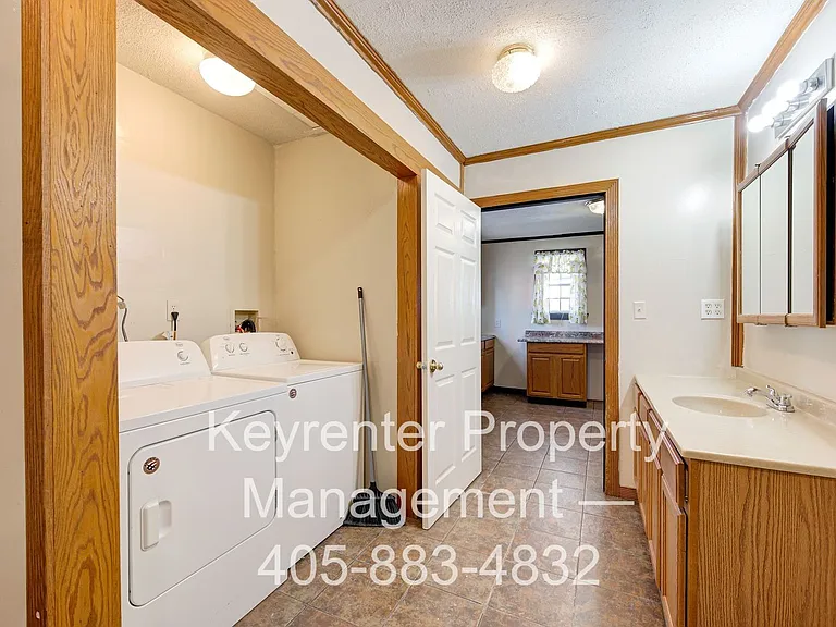 3607 SW 12th St — Photo 26
