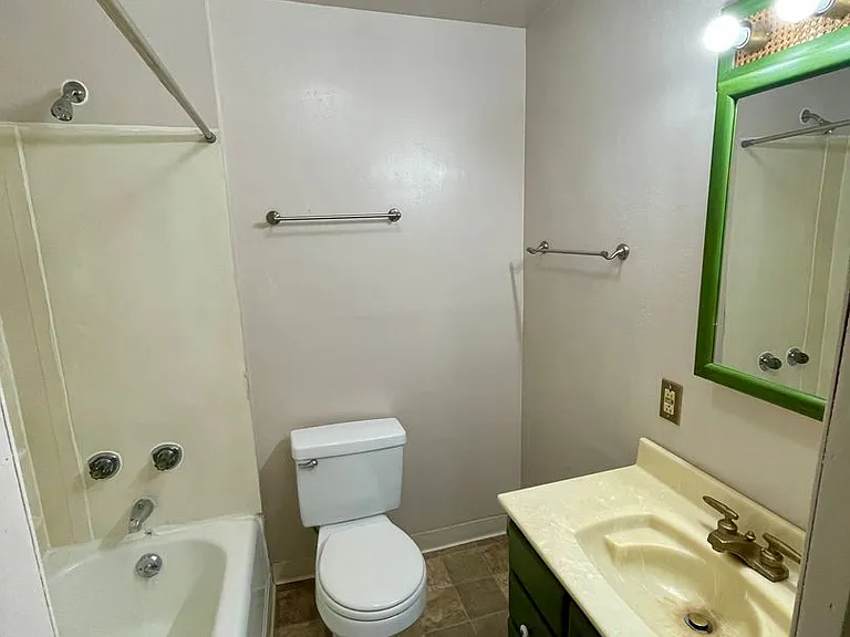 1106 N B St — Photo 9