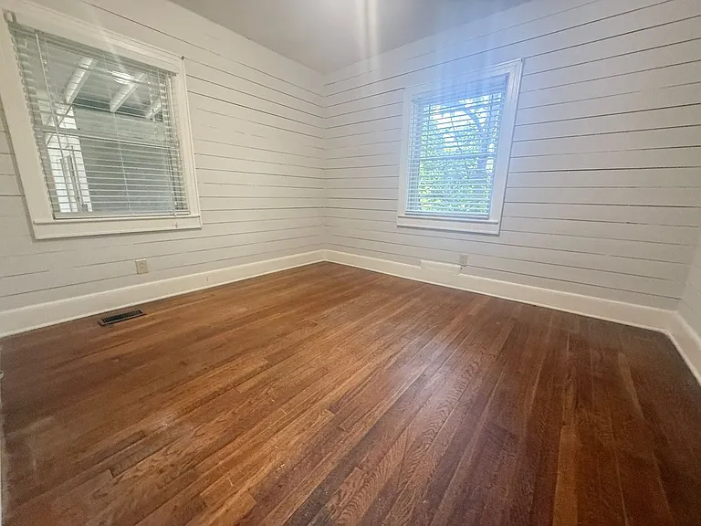 100 Davis Ave — Photo 16