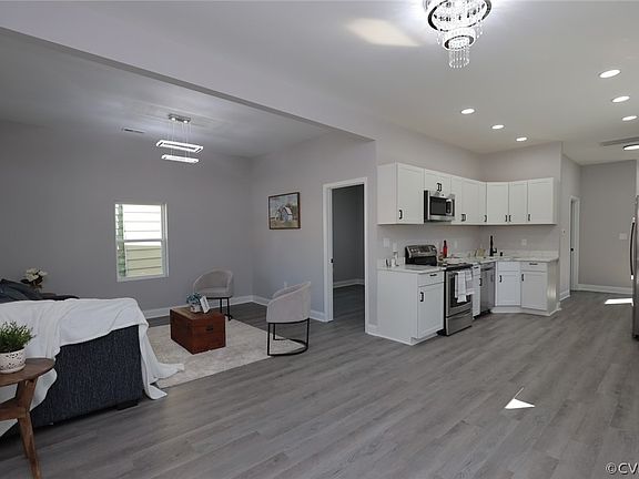 2nd image of 940 Farmer St