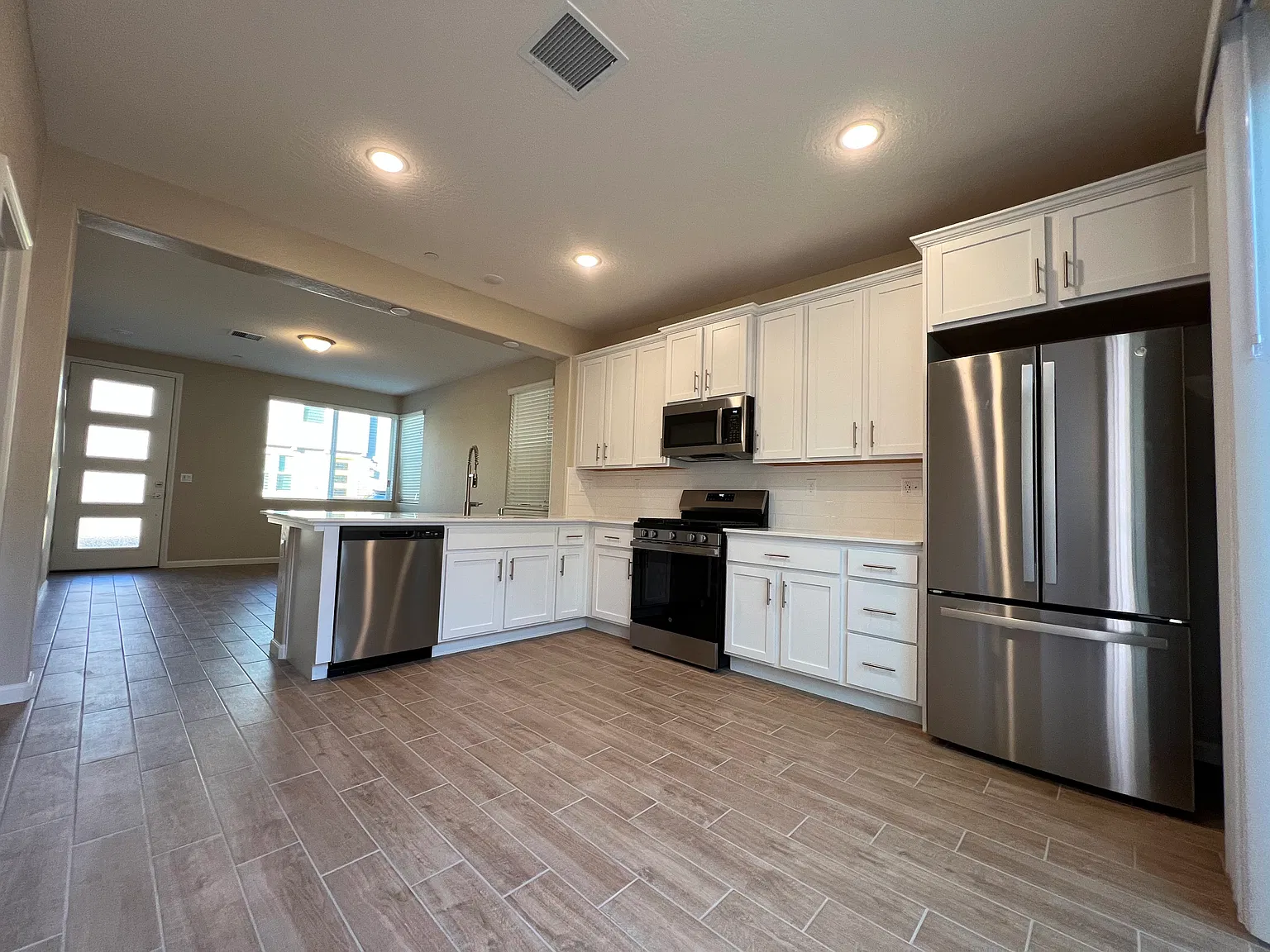 3 bed, 2.5 bath, 1227 sqft, $2,350 — Photo 2