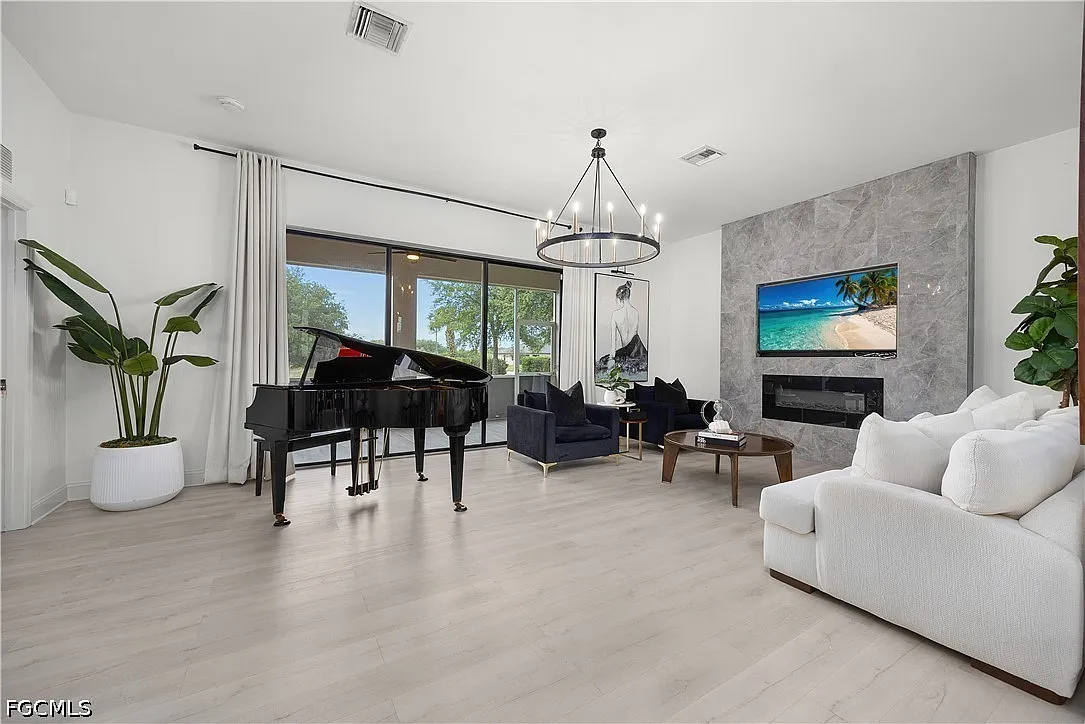 3 bed, 2.0 bath, 1703 sqft, $2,395 — Photo 3