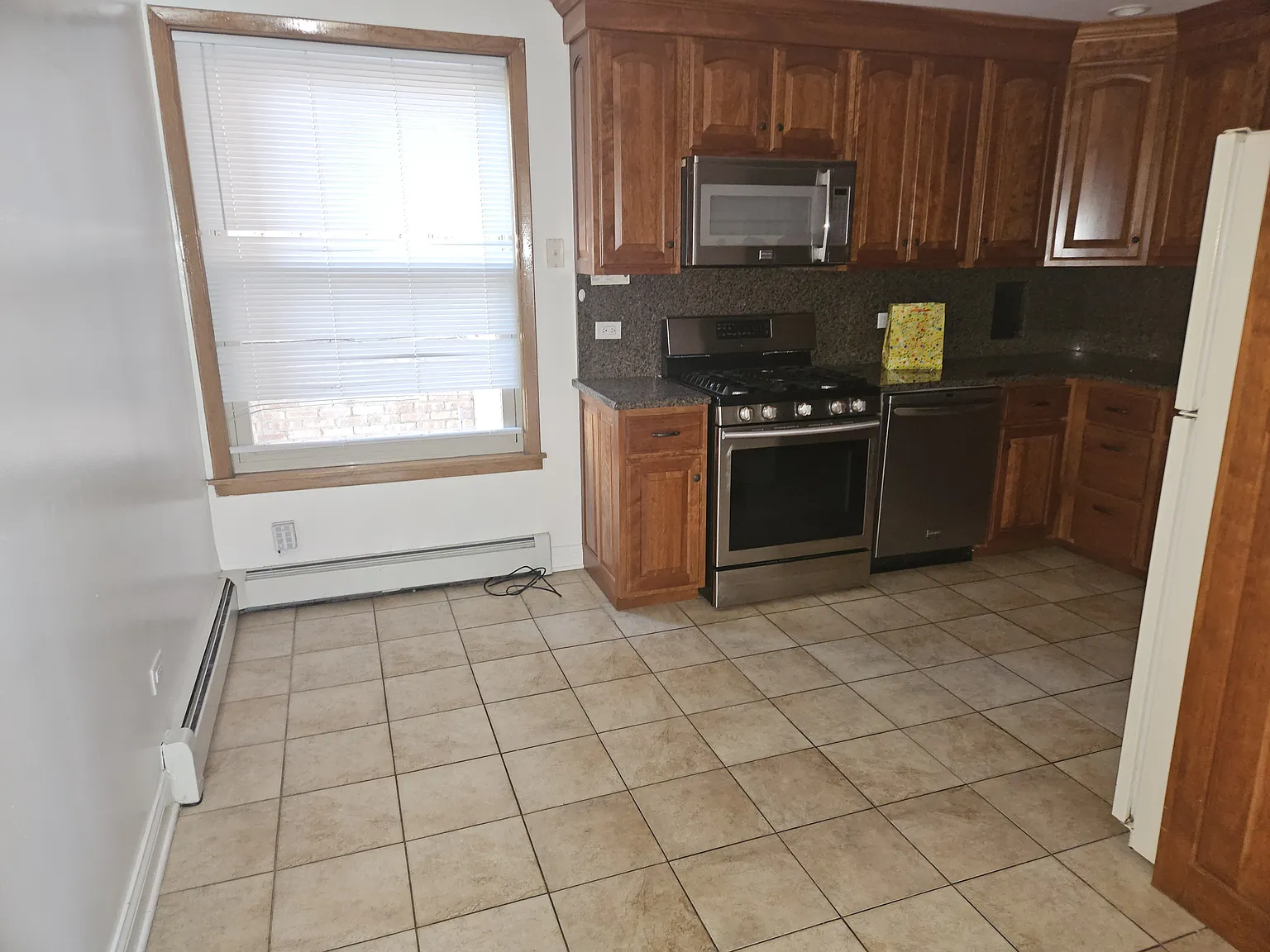 3 bed, 700 sqft, $2,200 — Photo 2