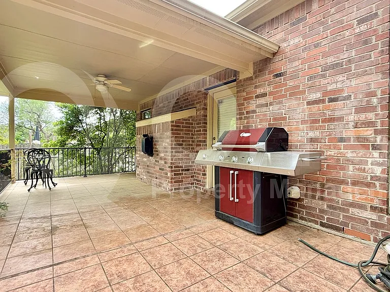 1621 Liberty Oaks Blvd — Photo 3