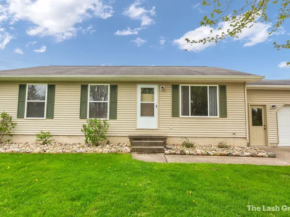 1102 N Edgewood St, Greenville, MI 48838