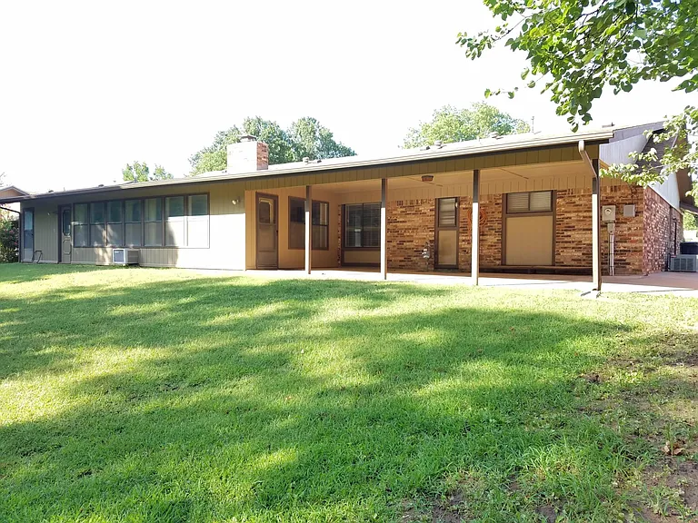 1414 Quail Creek Dr — Photo 2