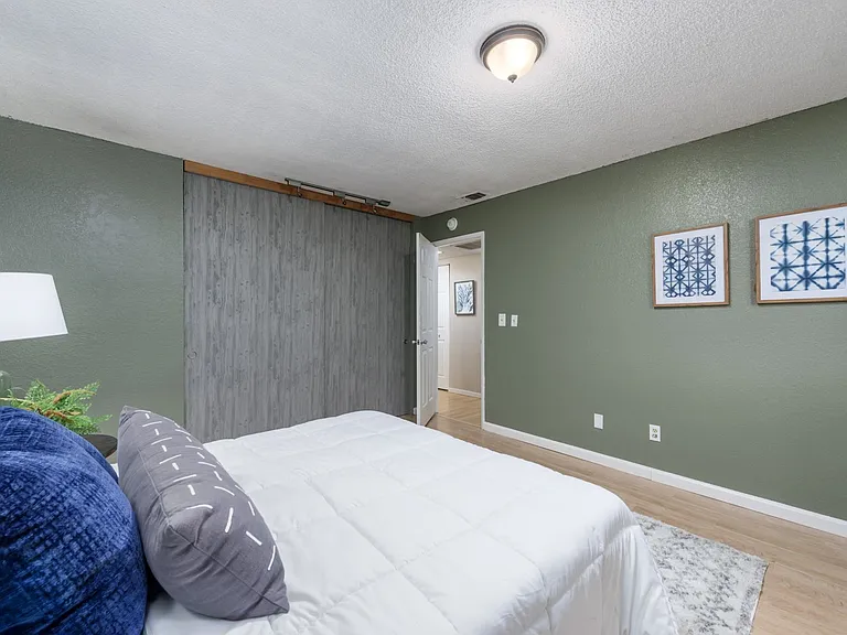 2306 E 8th St — Photo 14