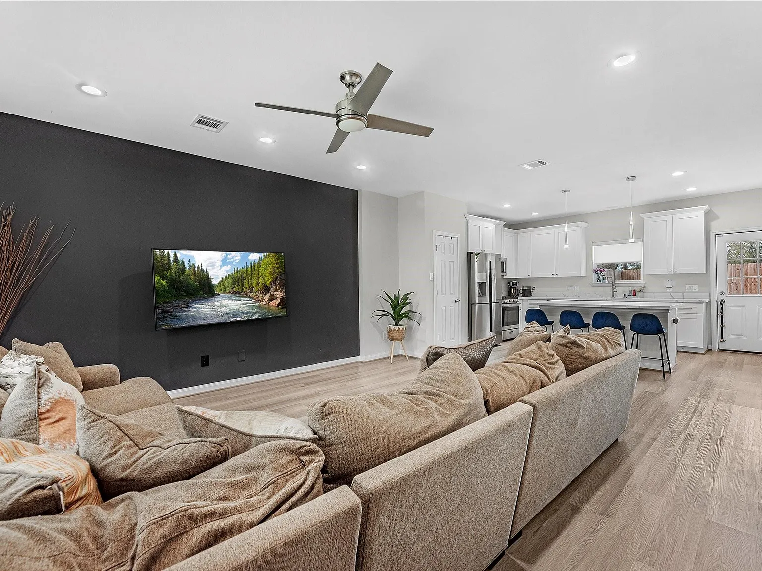 4 bed, 2.5 bath, 2082 sqft, $2,650 — Photo 4