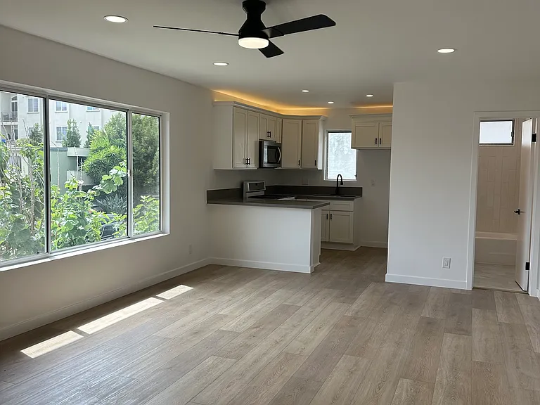 1638 Granville Ave #4 — Photo 8