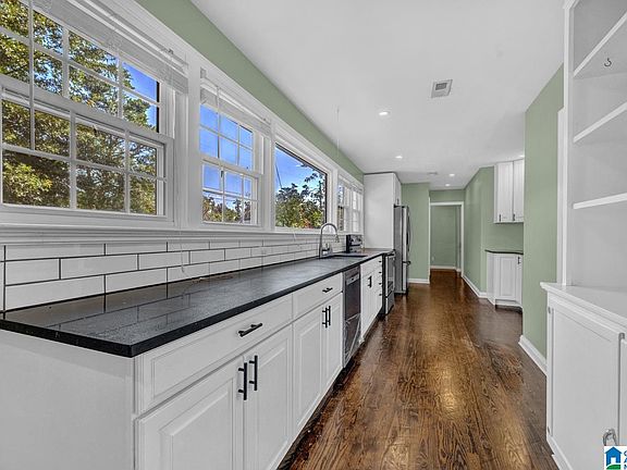 5th image of 14 Windsor Dr