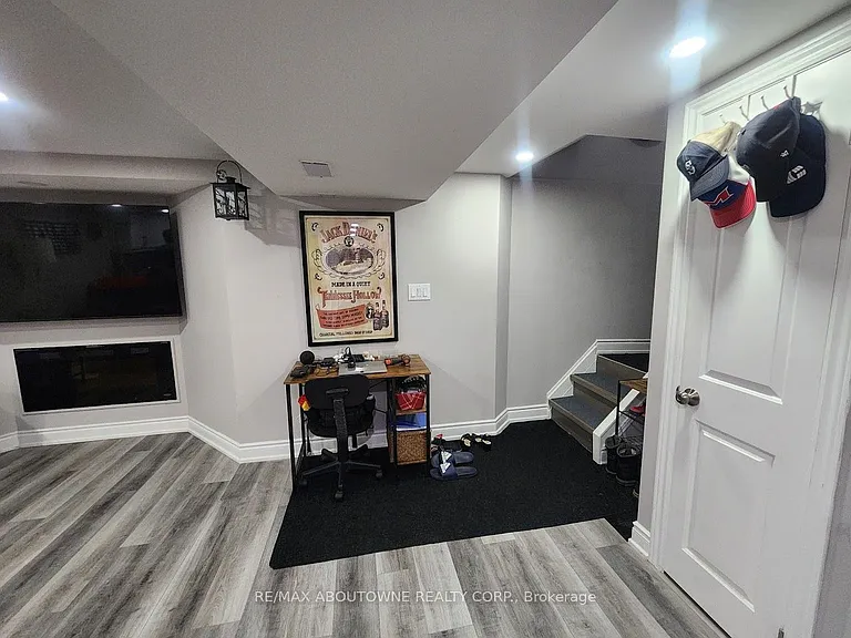 281 E 34th St #BASEMENT — Photo 4