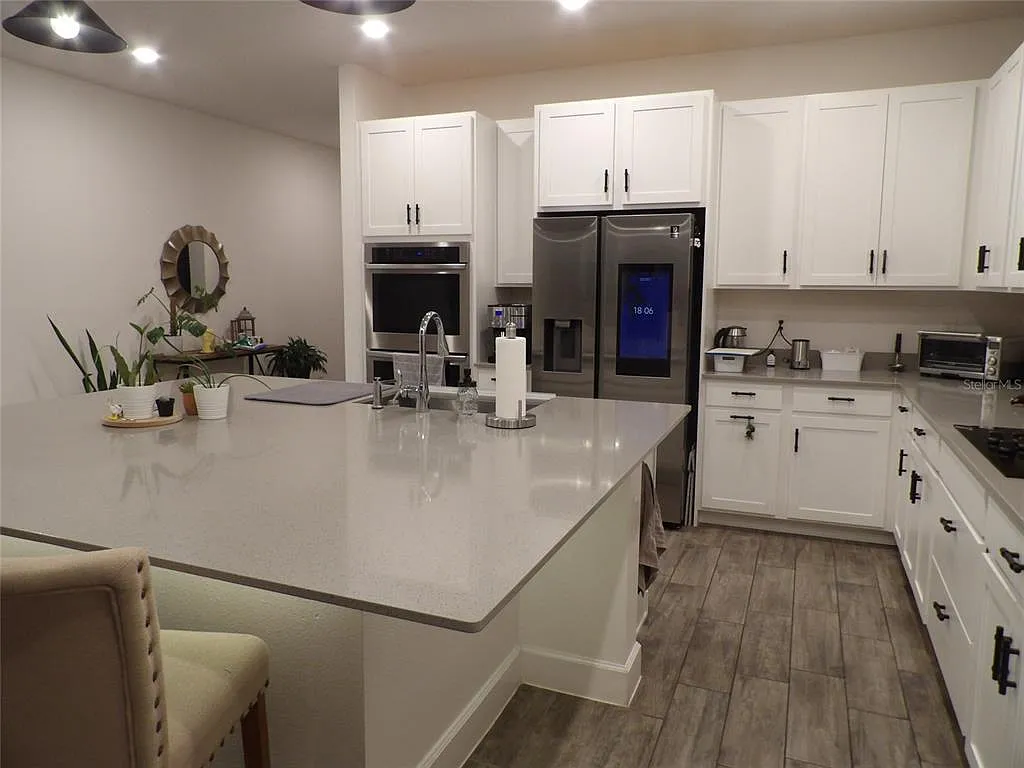 4 bed, 3.0 bath, 2356 sqft, $3,200 — Photo 4