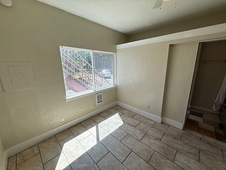 291 Clay St W #3 — Photo 11
