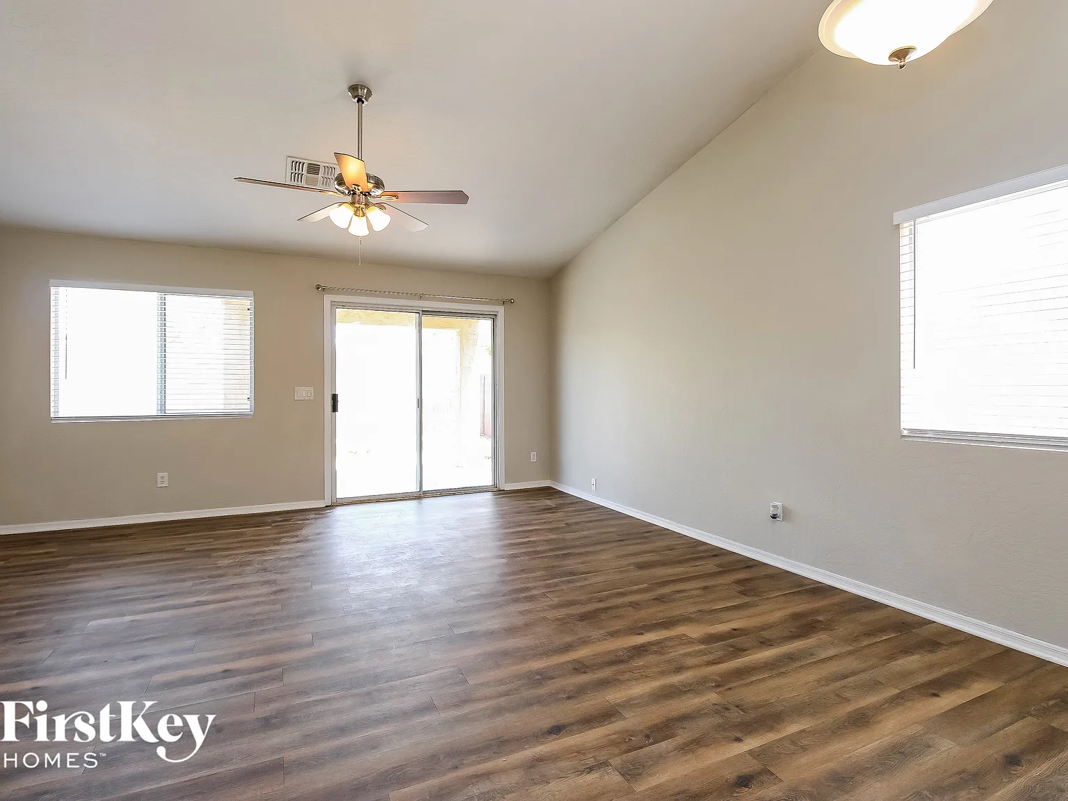 3 bed, 2.0 bath, 1429 sqft, $2,135 — Photo 2