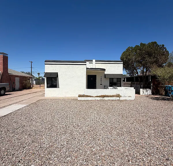 1802 N Laurel Ave — Photo 1