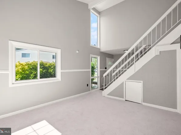 142 N Cottage Rd, Sterling, VA 20164
