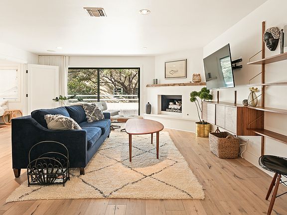3rd image of 805 W Knoll Dr APT 3