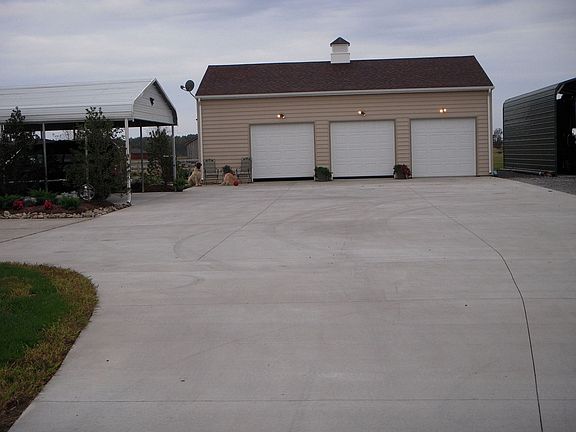 Driveway, Detached Garage, and RV Parking