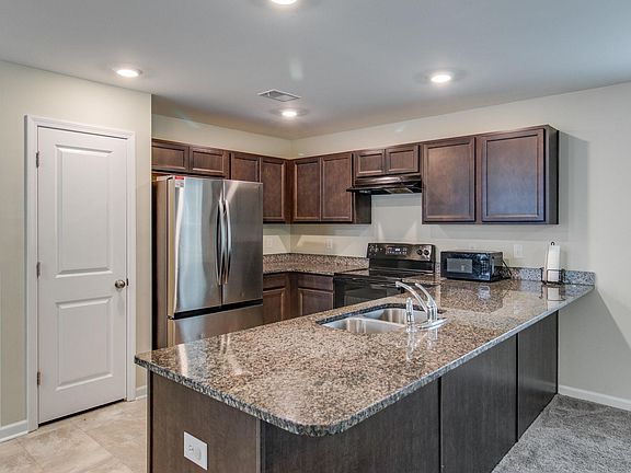 5th image of 663 Wooster Dr