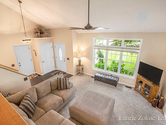 3rd image of 10987 Creekside Dr