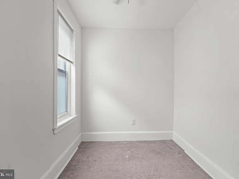 5527 Catharine St — Photo 13