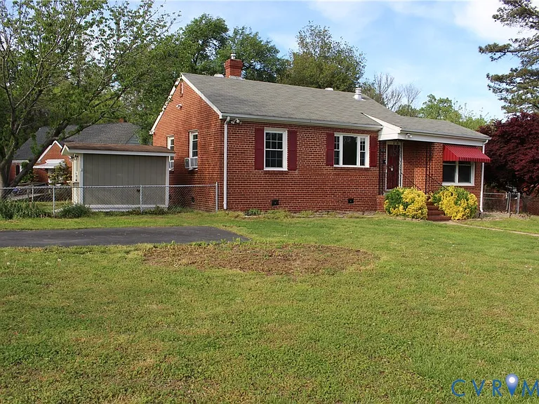 2300 Farrand St — Photo 2