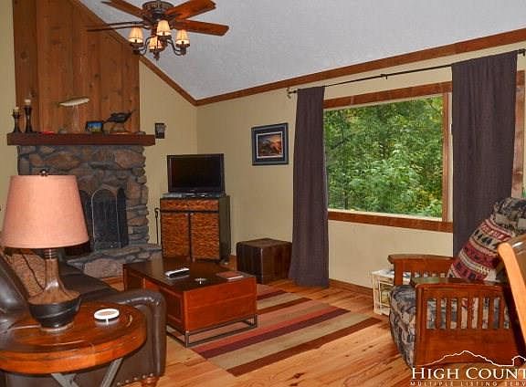 4th image of 147 Hemlock Cir