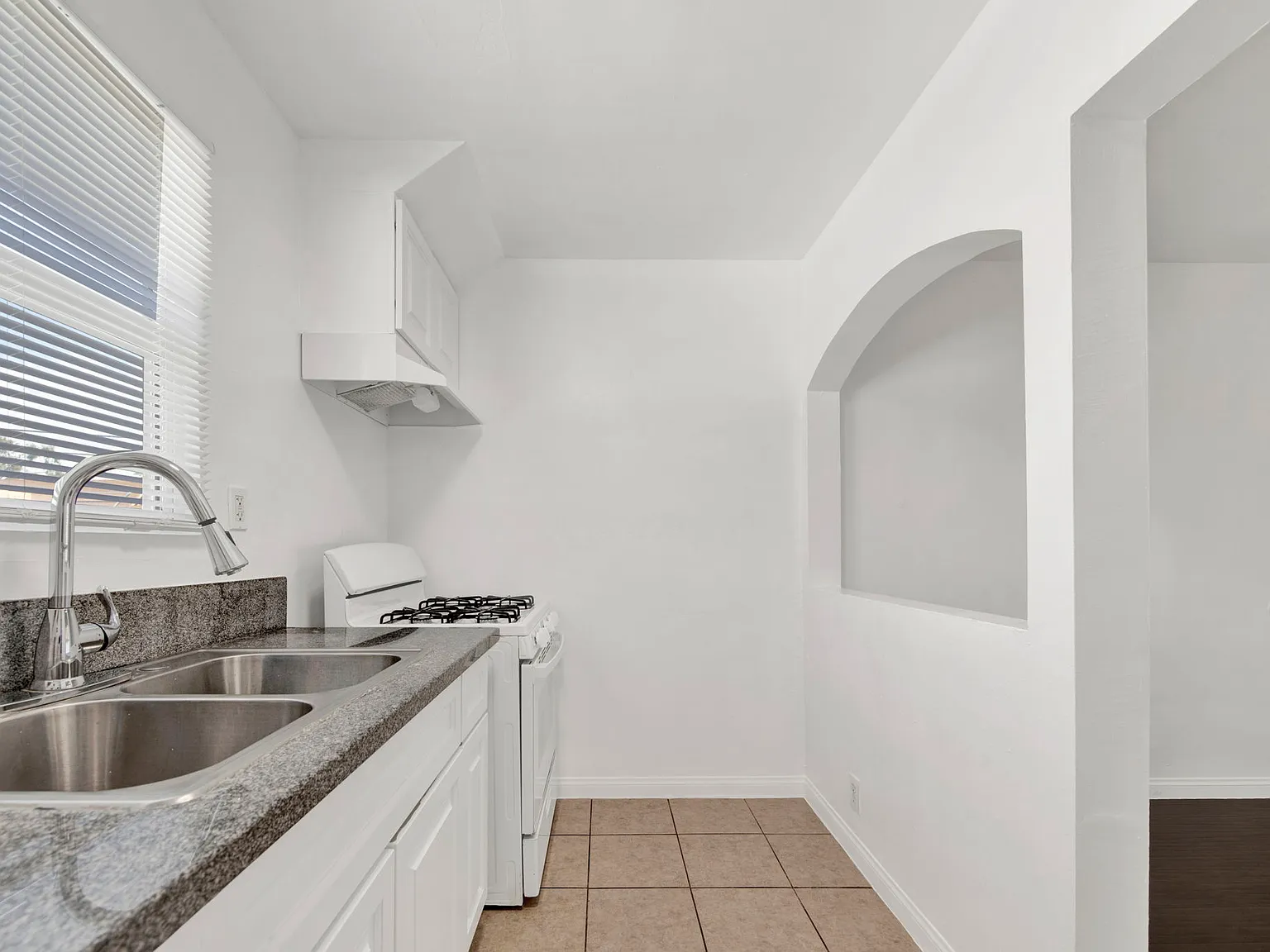 1296 W Jefferson Blvd — Photo 2
