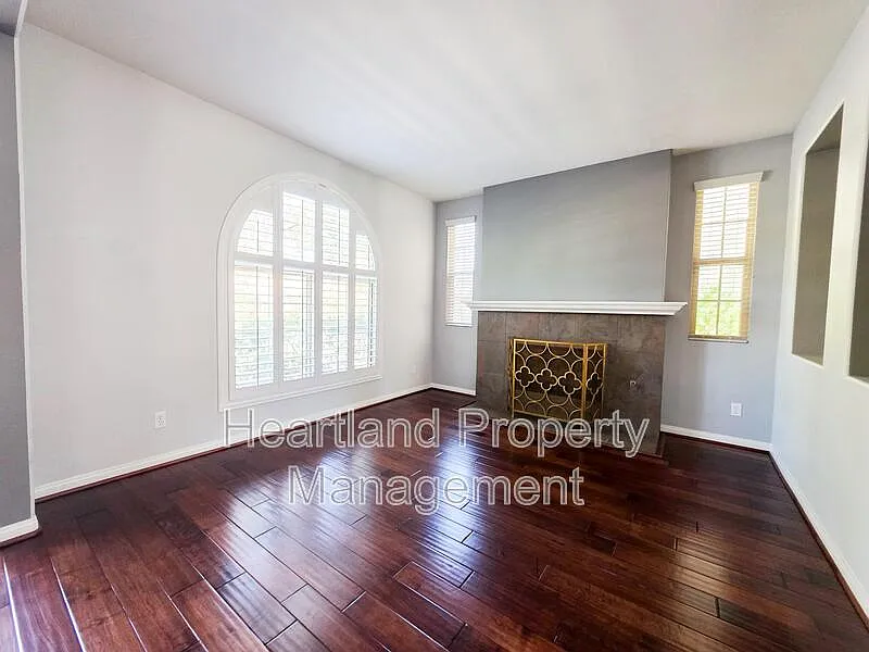3 bed, 3.0 bath, 2376 sqft, $5,695 — Photo 2