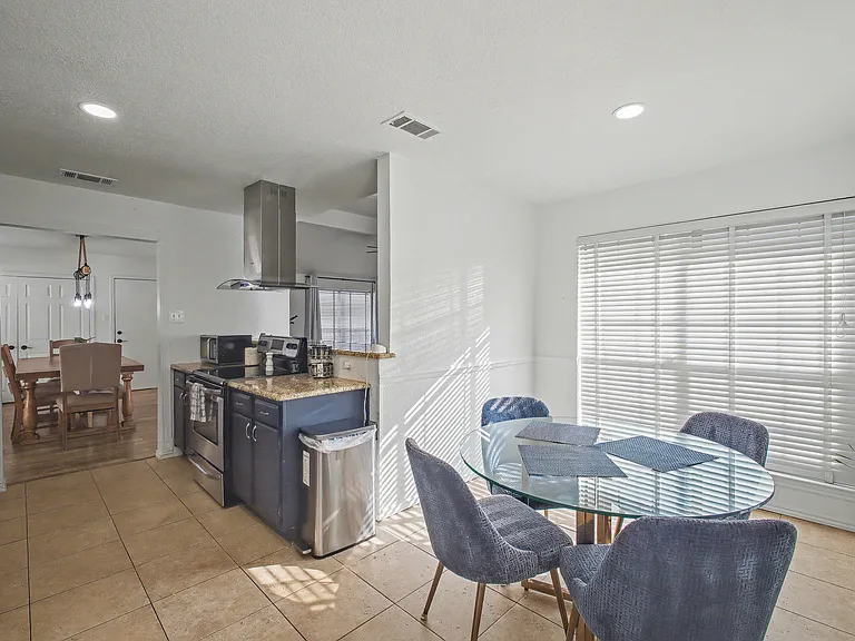 913 Sandhurst Dr — Photo 20